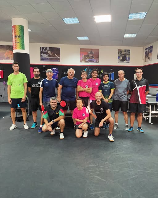 Grupo de praticantes e atletas do CTM Coimbra nas instalações do clube