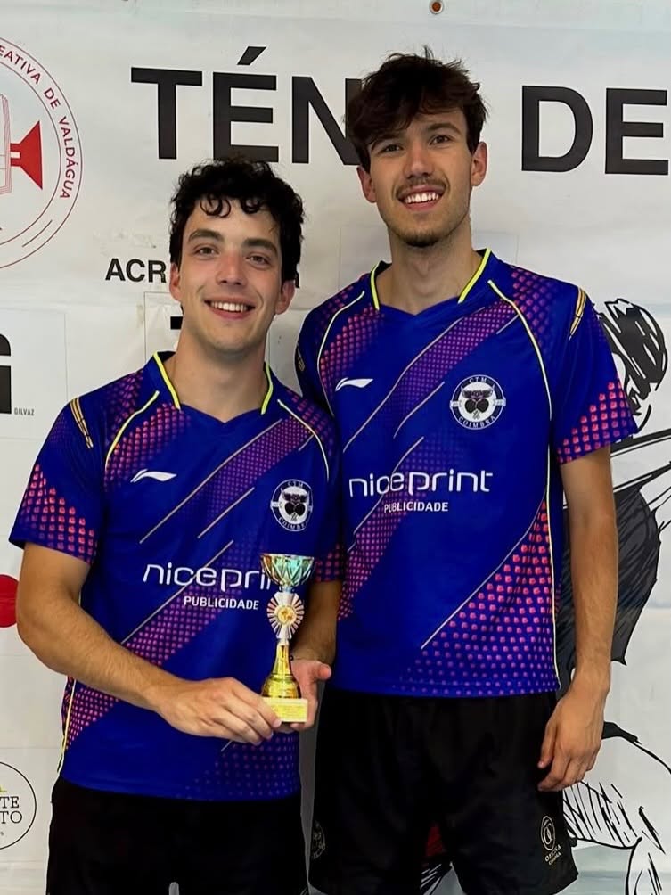 Dois atletas do CTM Coimbra com troféu após uma competição