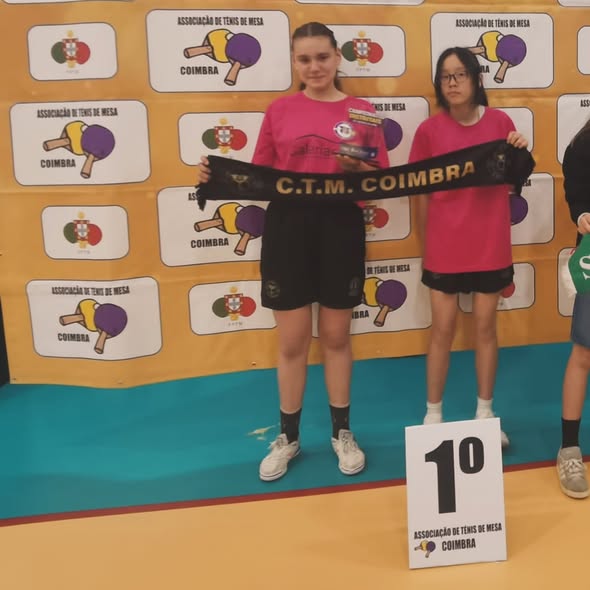 Atletas do CTM Coimbra num evento de ténis de mesa
